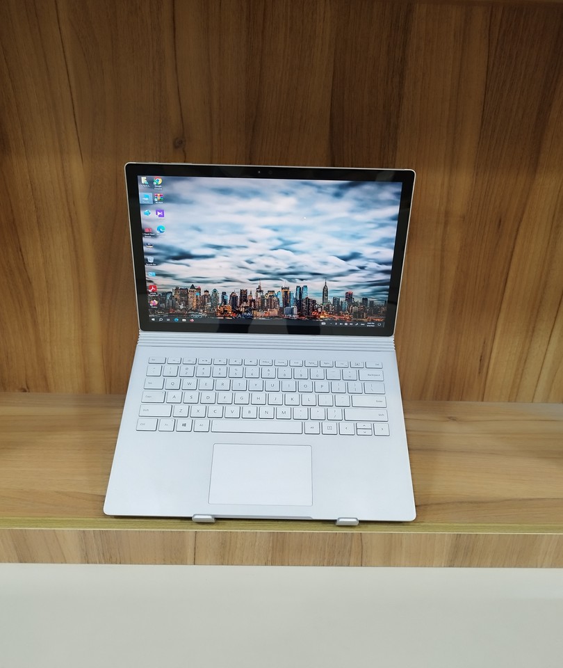 لپ‌تاپ سرفیس بوک 1 پردازنده i5 نسل 6 رم 8 هارد 256 ssd یک گیگ گرافیک مجزا