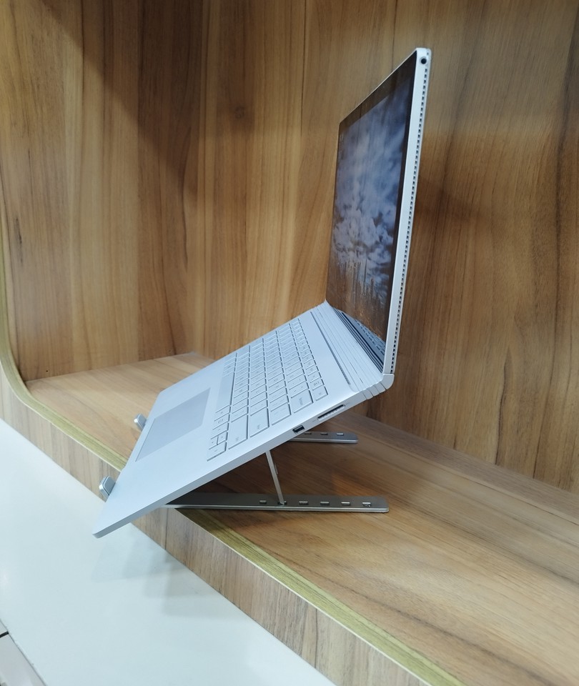 لپ‌تاپ سرفیس بوک 1 پردازنده i5 نسل 6 رم 8 هارد 256 ssd یک گیگ گرافیک مجزا