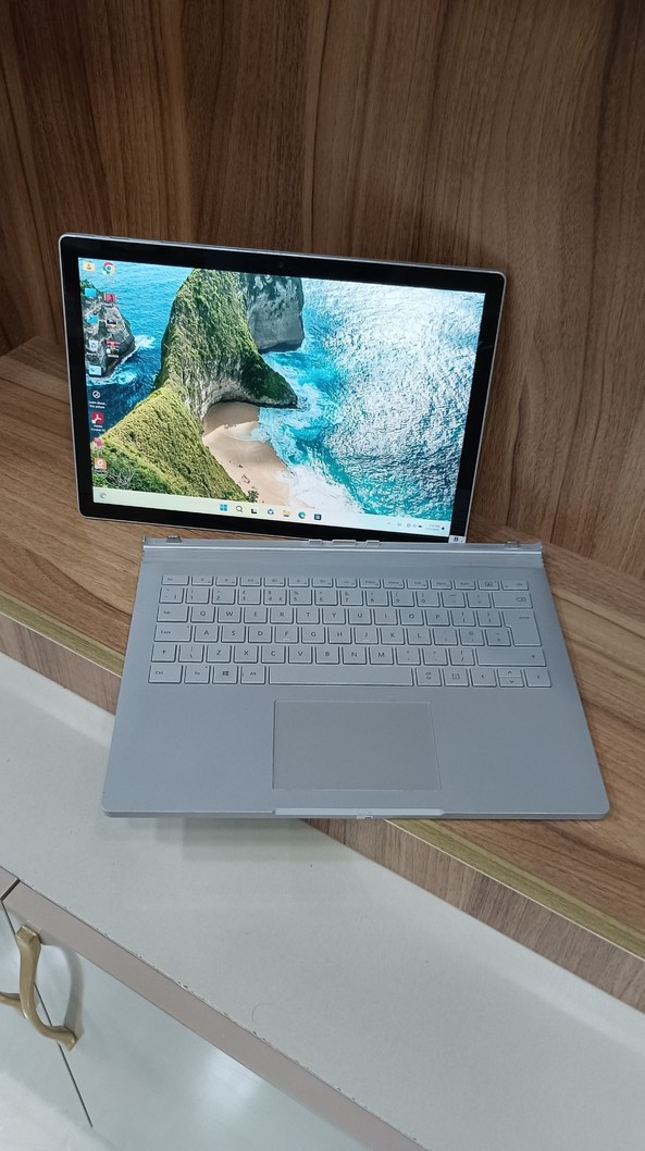 لپ‌تاپ سرفیس بوک 2 پردازنده i5 نسل 7 رم 8 هارد 256 ssd گرافیک اینتل